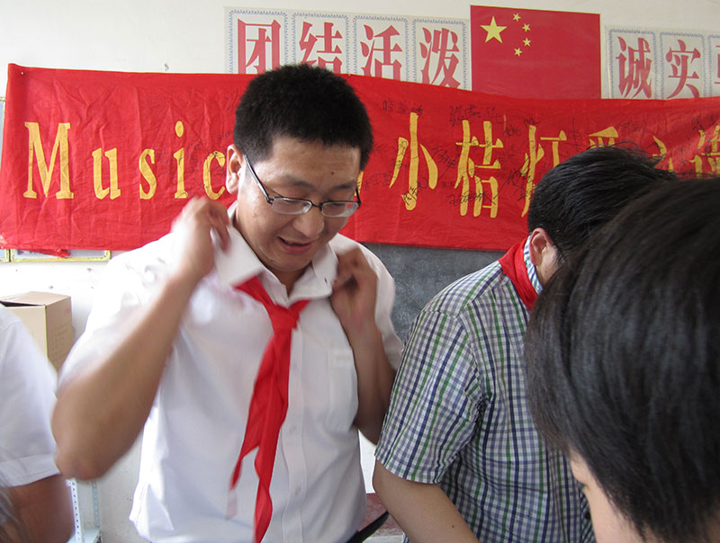 小学生为师长们敬献红领巾